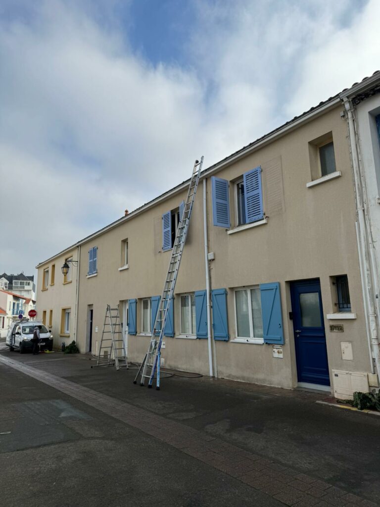 Intervention échelle — façade volets bleus — SF Couverture Bouches-du-Rhône